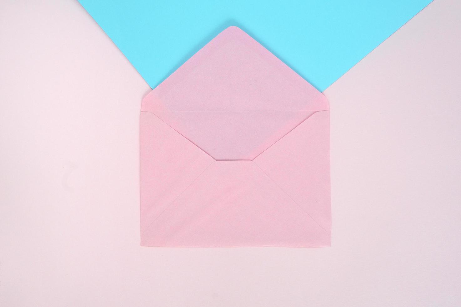 rosa Umschlag auf rosa und blauem Hintergrund foto