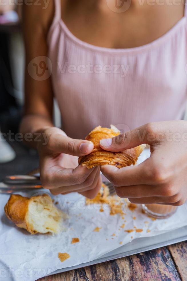 eine Orange schälen foto