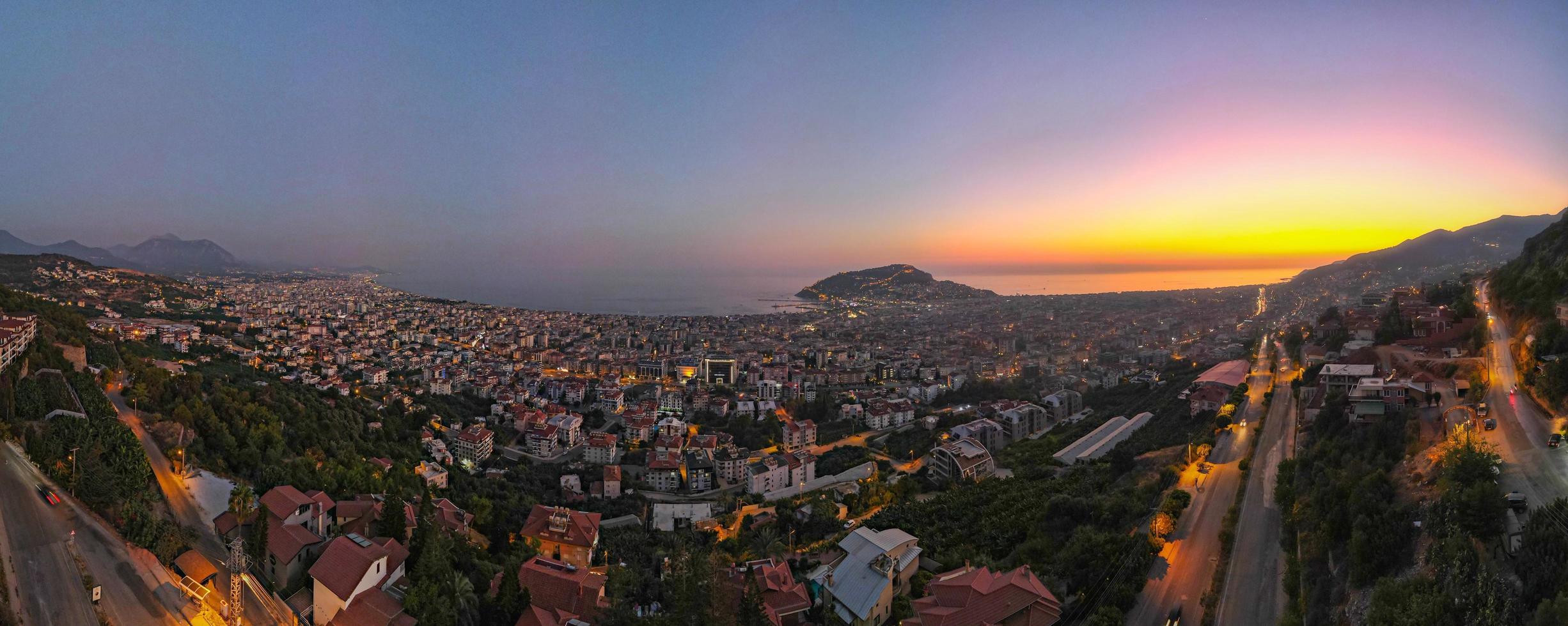 alanya stadt, antalya, 2022 meeresbucht panorama vogelperspektive von oben, schöner sonnenuntergang über der stadt am mittelmeer, drohnensicht foto