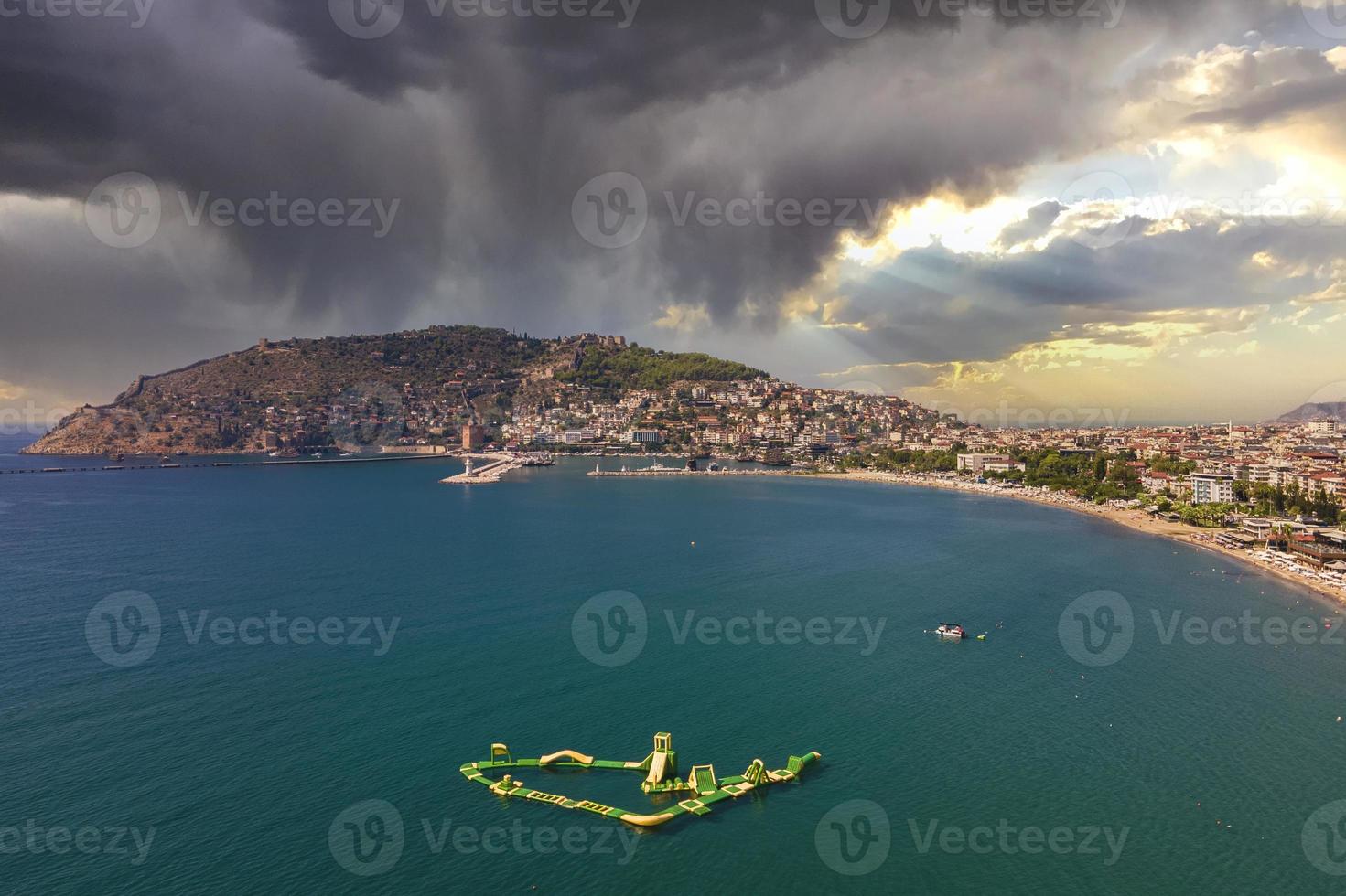 alanya stadt, antalya, 2022 meeresbucht panorama vogelperspektive von oben, schöner sonnenuntergang über der stadt am mittelmeer, drohnensicht foto