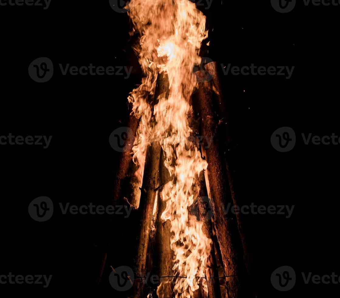 nachts Holz verbrennen. foto