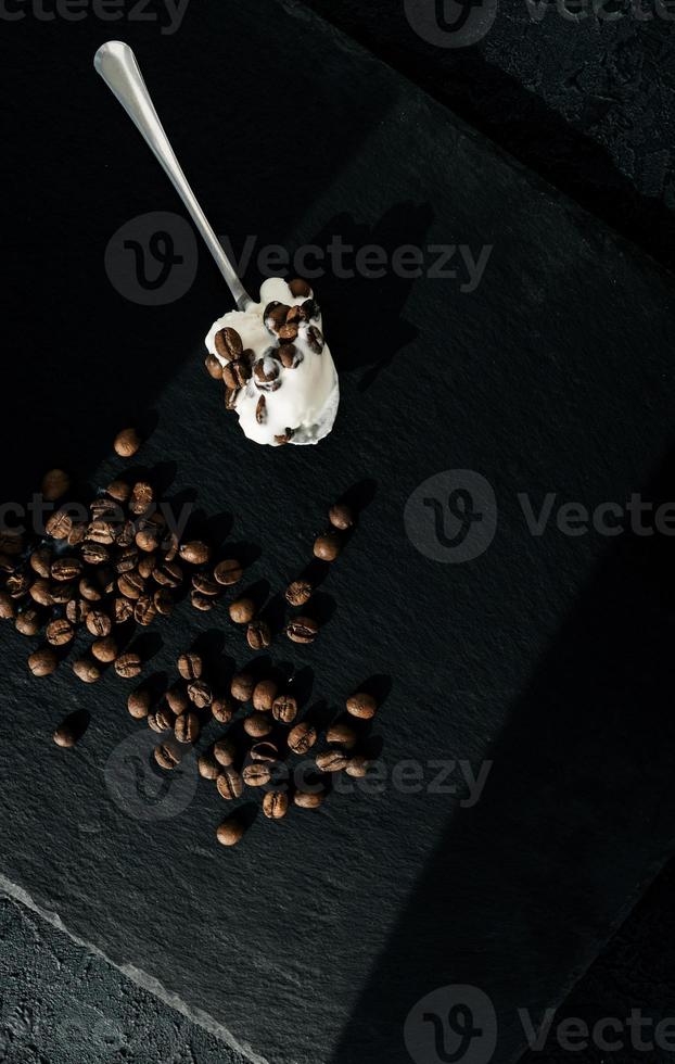 Vanilleeis mit Kaffeebohnen foto