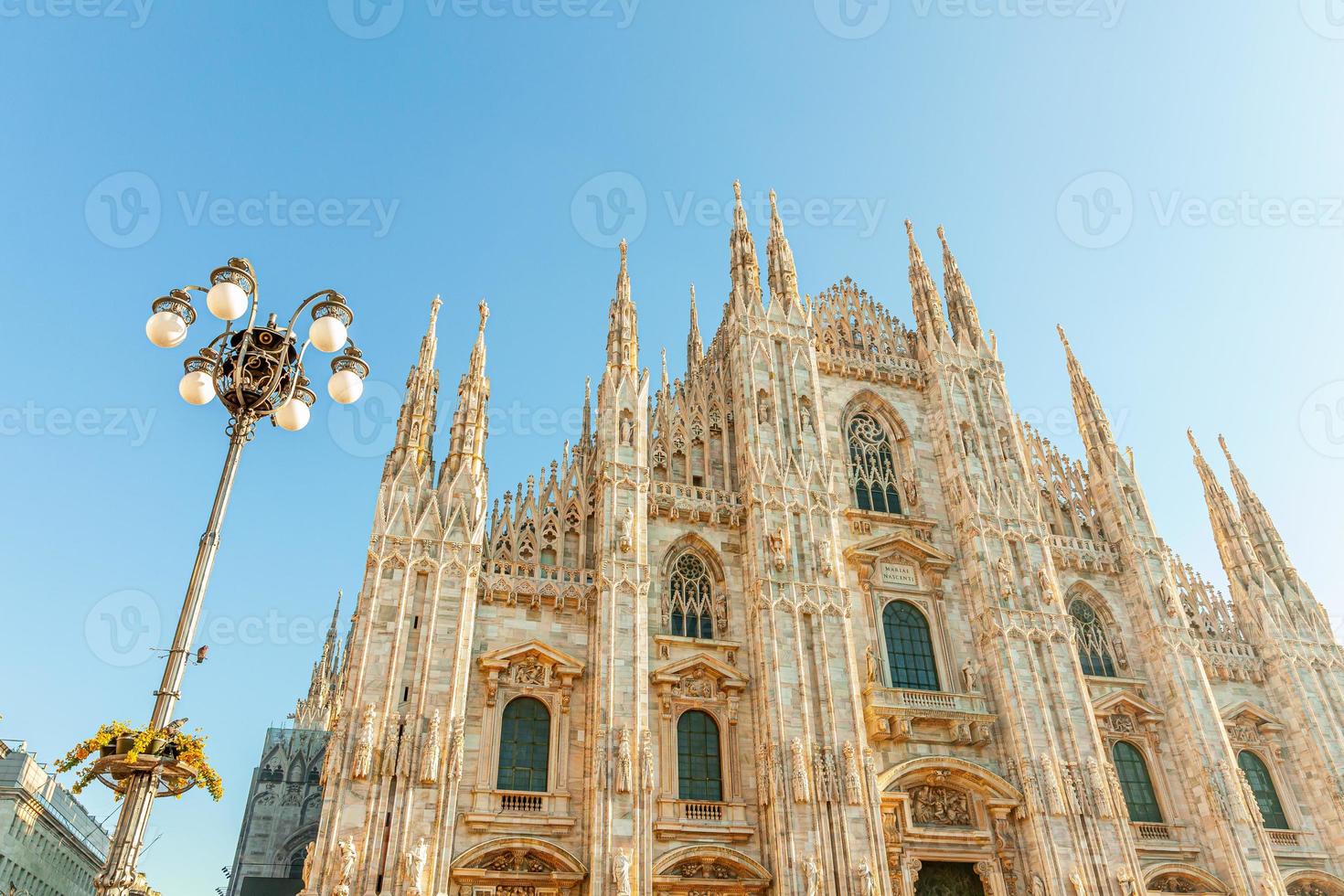 berühmte kirche mailänder kathedrale duomo di milano mit gotischen spitzen und weißen marmorstatuen. Top-Touristenattraktion auf der Piazza in Mailand Lombardei Italien. Weitwinkelansicht der alten gotischen Architektur und Kunst foto