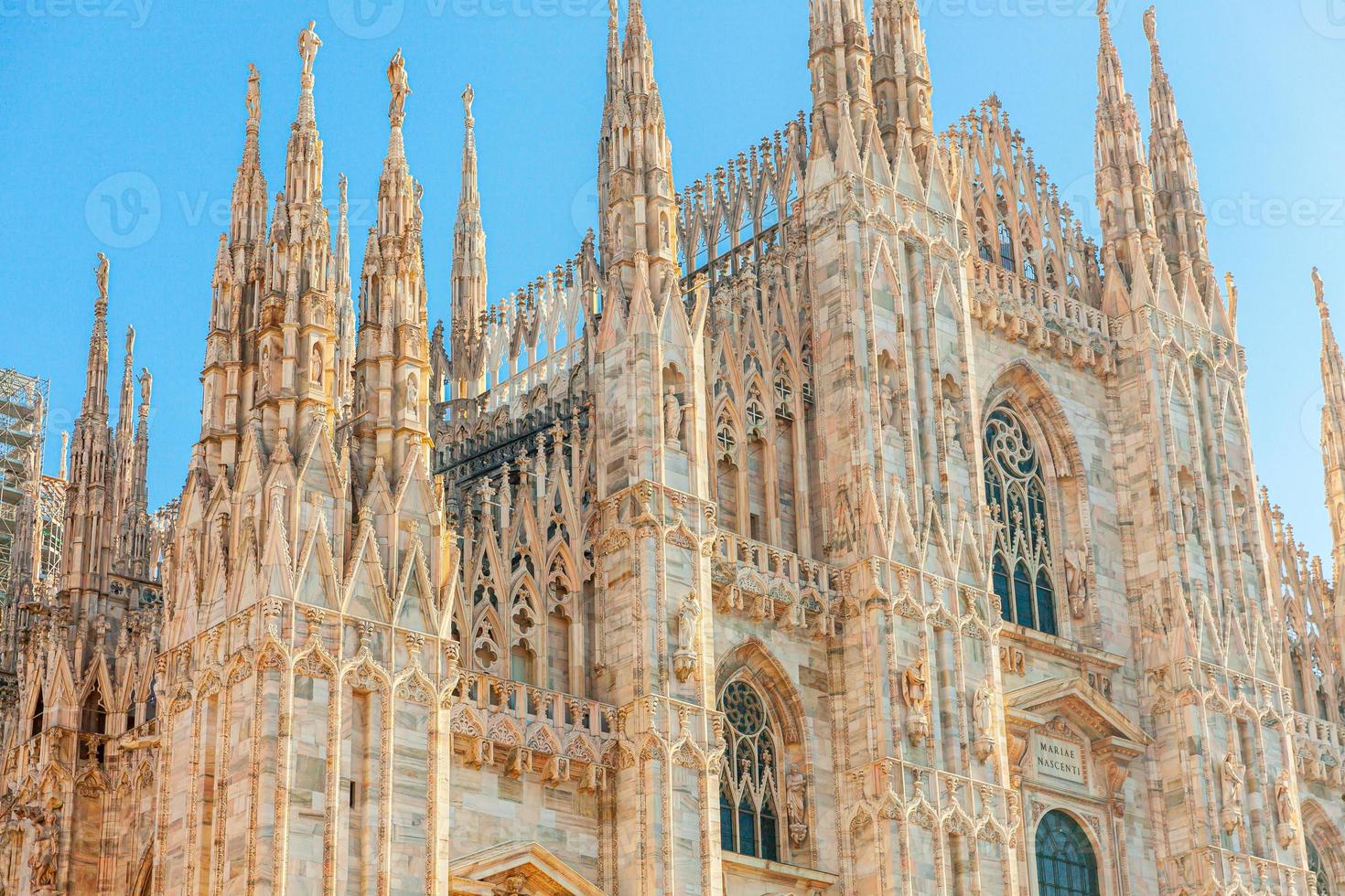 berühmte kirche mailänder kathedrale duomo di milano mit gotischen spitzen und weißen marmorstatuen. Top-Touristenattraktion auf der Piazza in Mailand Lombardei Italien. Weitwinkelansicht der alten gotischen Architektur und Kunst foto