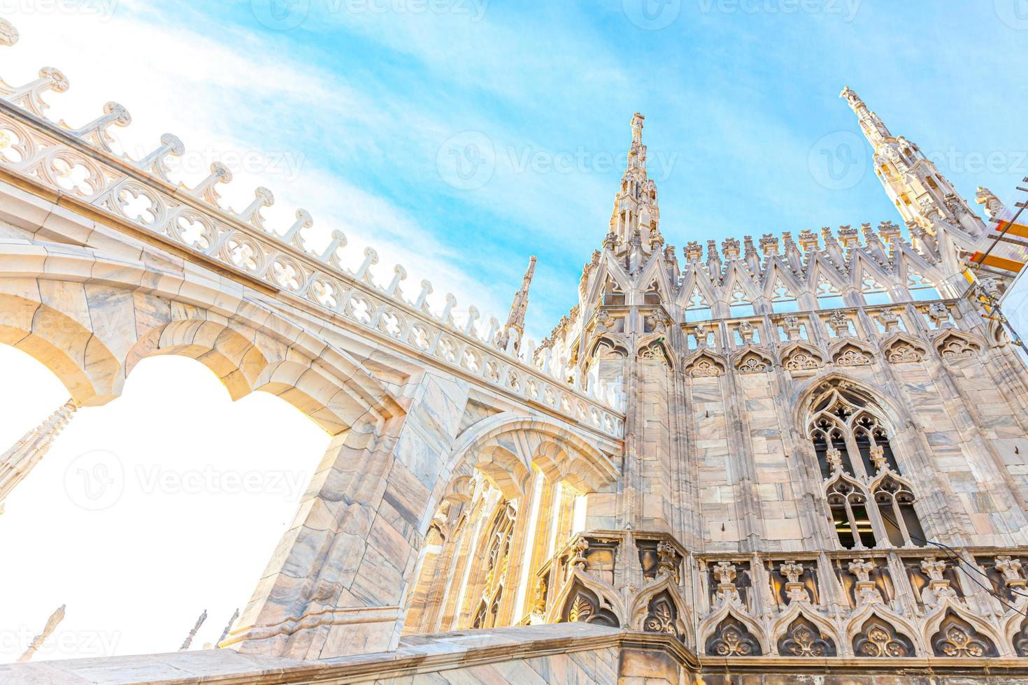 Dach des Mailänder Doms Duomo di Milano mit gotischen Türmen und weißen Marmorstatuen. Top-Touristenattraktion auf der Piazza in Mailand, Lombardei, Italien. Weitwinkelansicht der alten gotischen Architektur und Kunst. foto