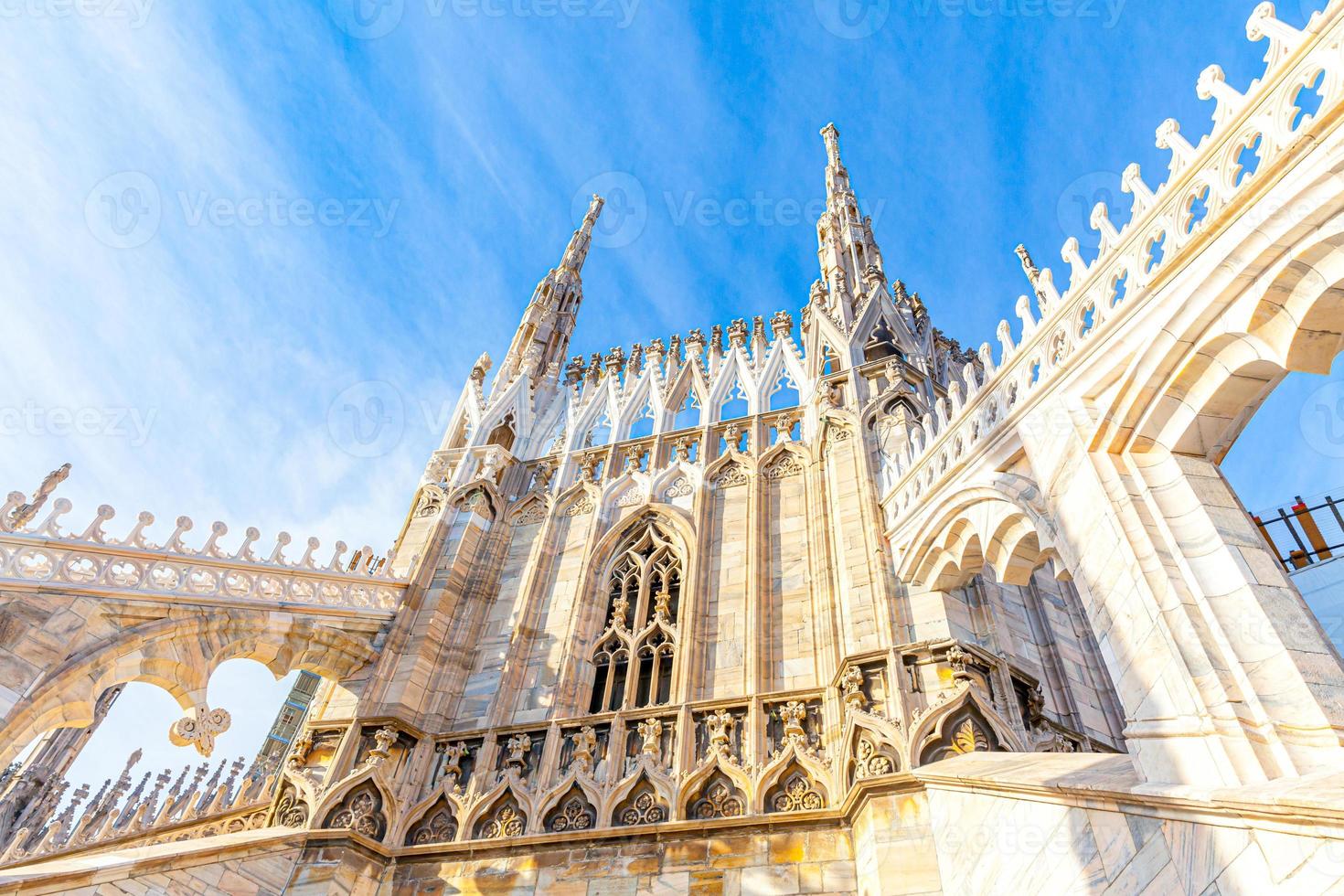 Dach des Mailänder Doms Duomo di Milano mit gotischen Türmen und weißen Marmorstatuen. Top-Touristenattraktion auf der Piazza in Mailand, Lombardei, Italien. Weitwinkelansicht der alten gotischen Architektur und Kunst. foto