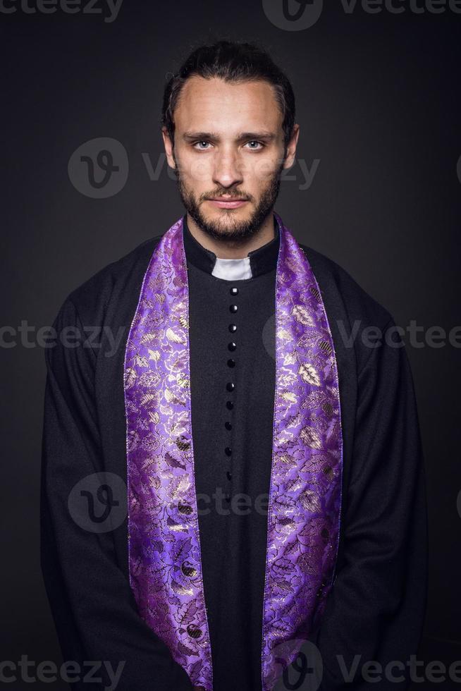 Porträt des jungen Priesters foto
