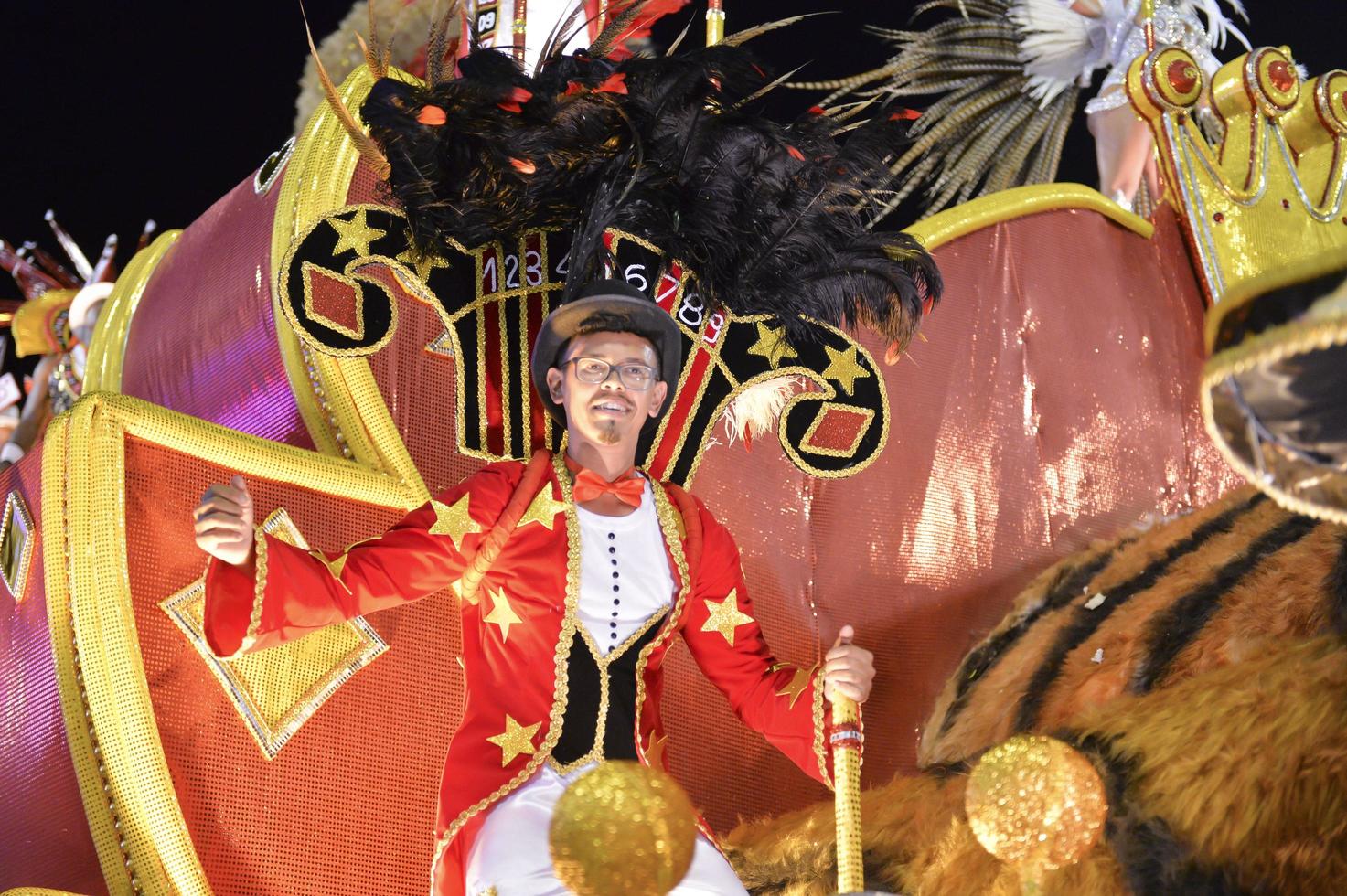 rio de janeiro, rj brasilien - 09. februar 2018 - samba-schulparade im sambodromo. unidos do porto da pedra während des festivals in der marques de sapucai straße. foto