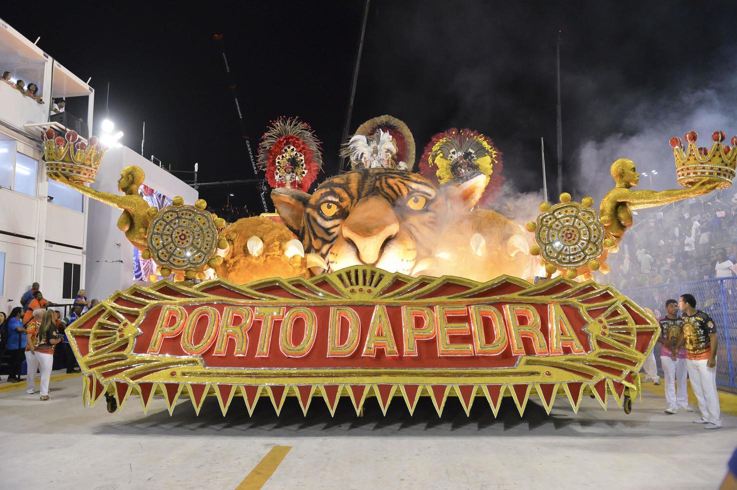 rio de janeiro, rj brasilien - 09. februar 2018 - samba-schulparade im sambodromo. unidos do porto da pedra während des festivals in der marques de sapucai straße. foto