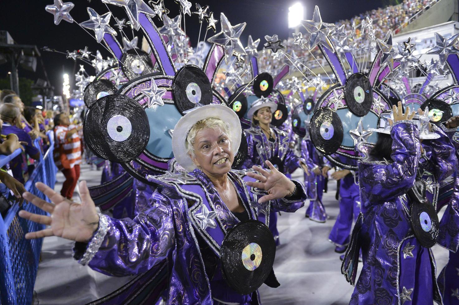 rio de janeiro, rj brasilien - 09. februar 2018 - samba-schulparade im sambodromo. unidos do porto da pedra während des festivals in der marques de sapucai straße. foto