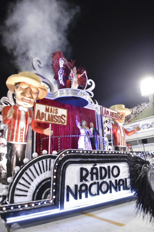 rio de janeiro, rj brasilien - 09. februar 2018 - samba-schulparade im sambodromo. unidos do porto da pedra während des festivals in der marques de sapucai straße. foto