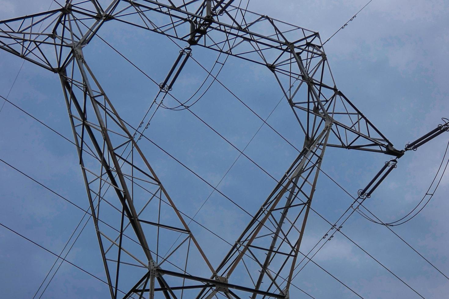 Strommasten, die die Kupferkabel tragen, die Strom übertragen und transportieren foto