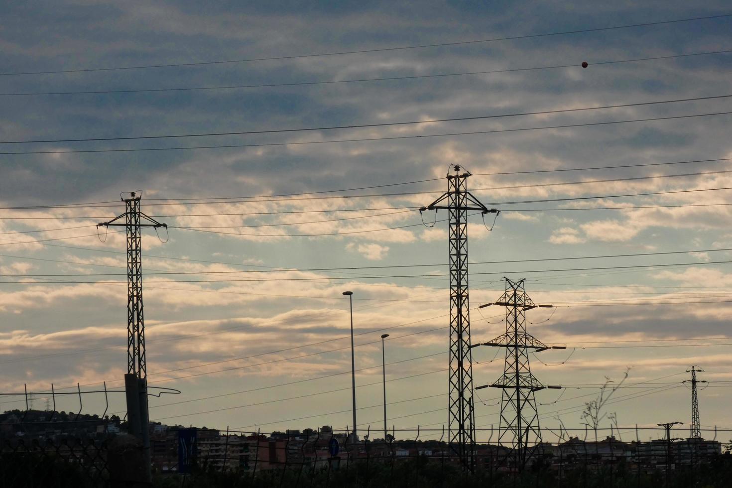 Strommasten, die die Kupferkabel tragen, die Strom übertragen und transportieren foto