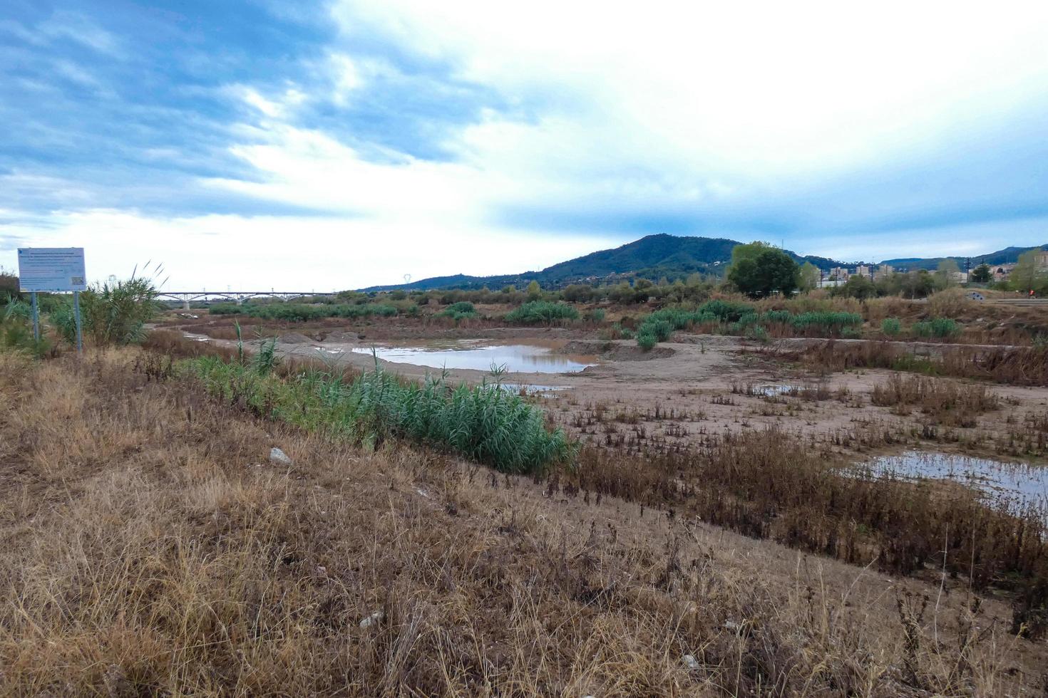 llobregat fluss ganz in der nähe seiner mündung ins mittelmeer in der nähe der stadt barcelona. foto