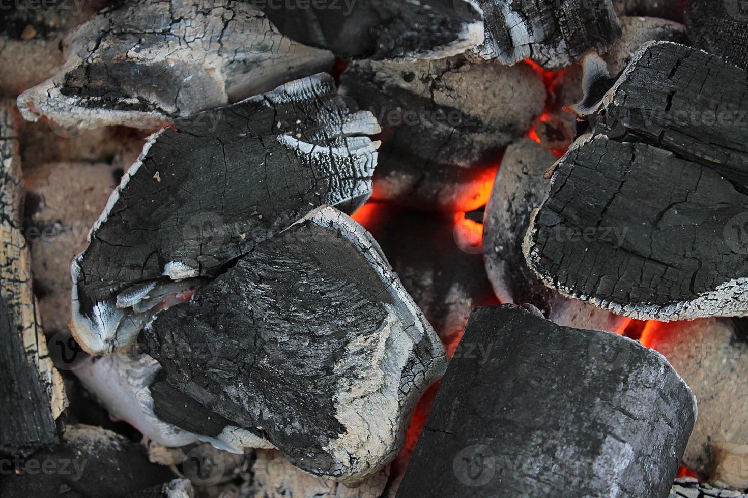 heiße orange brennende Kohle auf einem Grill. foto