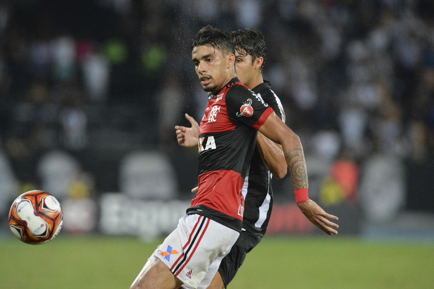 rio, brasilien - 3. märz 2018 - lucas paqueta spieler im spiel zwischen flamengo und botafogo durch die carioca-meisterschaft im nilton santos stadion foto