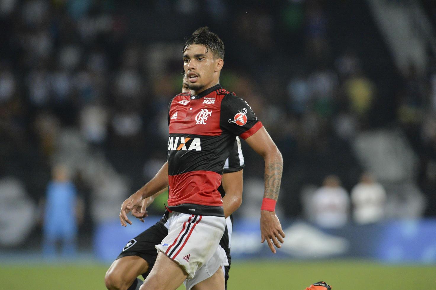 rio, brasilien - 3. märz 2018 - lucas paqueta spieler im spiel zwischen flamengo und botafogo durch die carioca-meisterschaft im nilton santos stadion foto