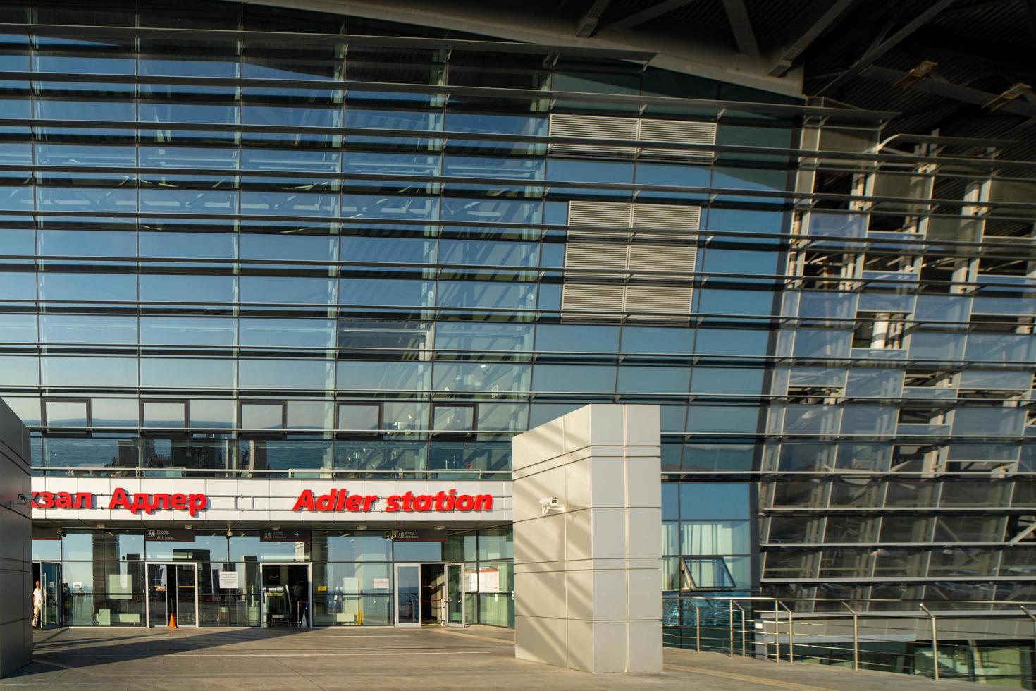 sotschi, russland - 28. juli 2022 stadtlandschaft mit adlerbahnhof foto