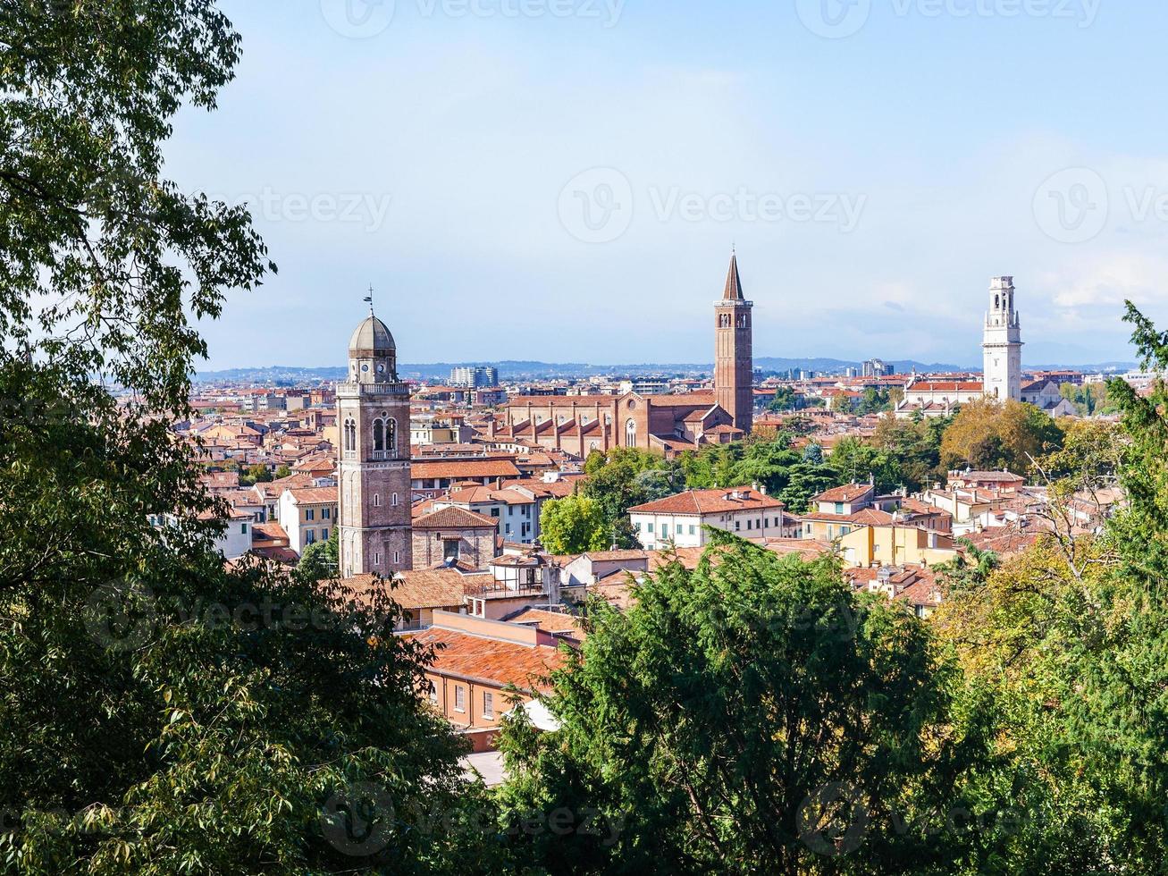 Blick auf die Altstadt von Verona zwischen grünen Bäumen foto
