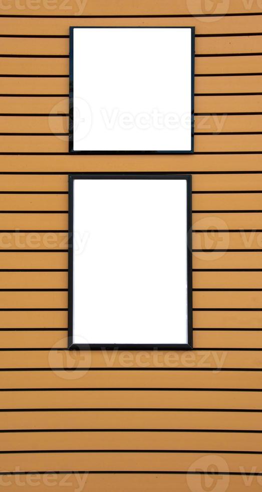 Weiße Plakatwand vertikal leer auf einem braunen Holzbodenkonzept. Designvorlage für Produktbanner. foto