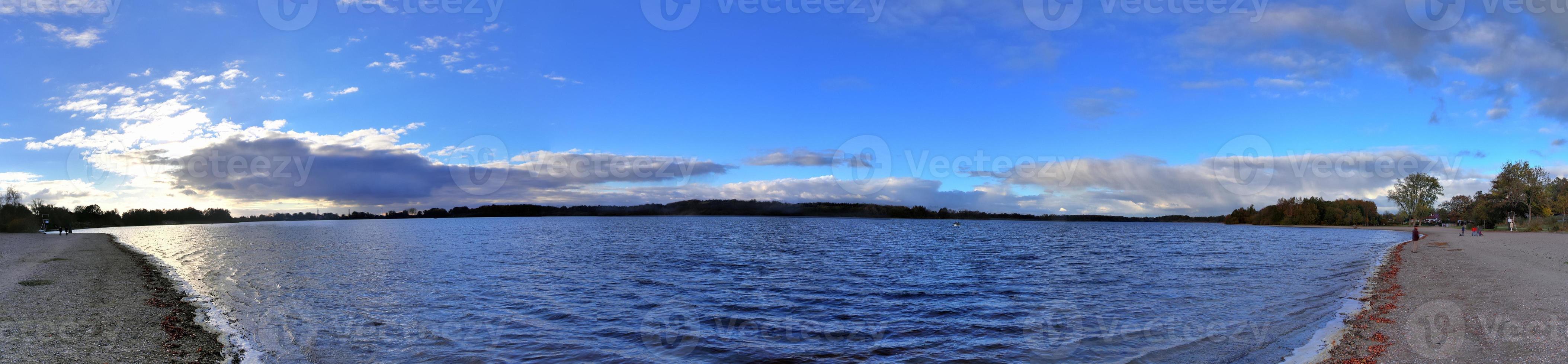 Schönes hochauflösendes Panorama einer nordeuropäischen Landschaft mit Feldern und grünem Gras foto