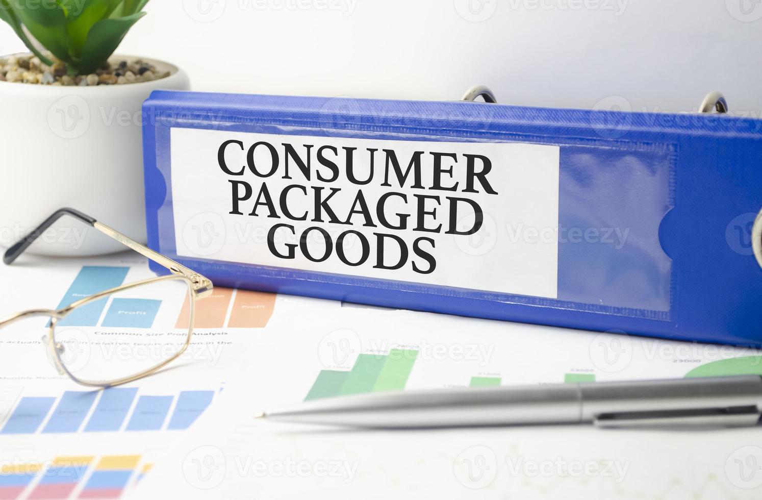 cpg - Konsumgütertext auf blauem Ordner und Diagrammen foto