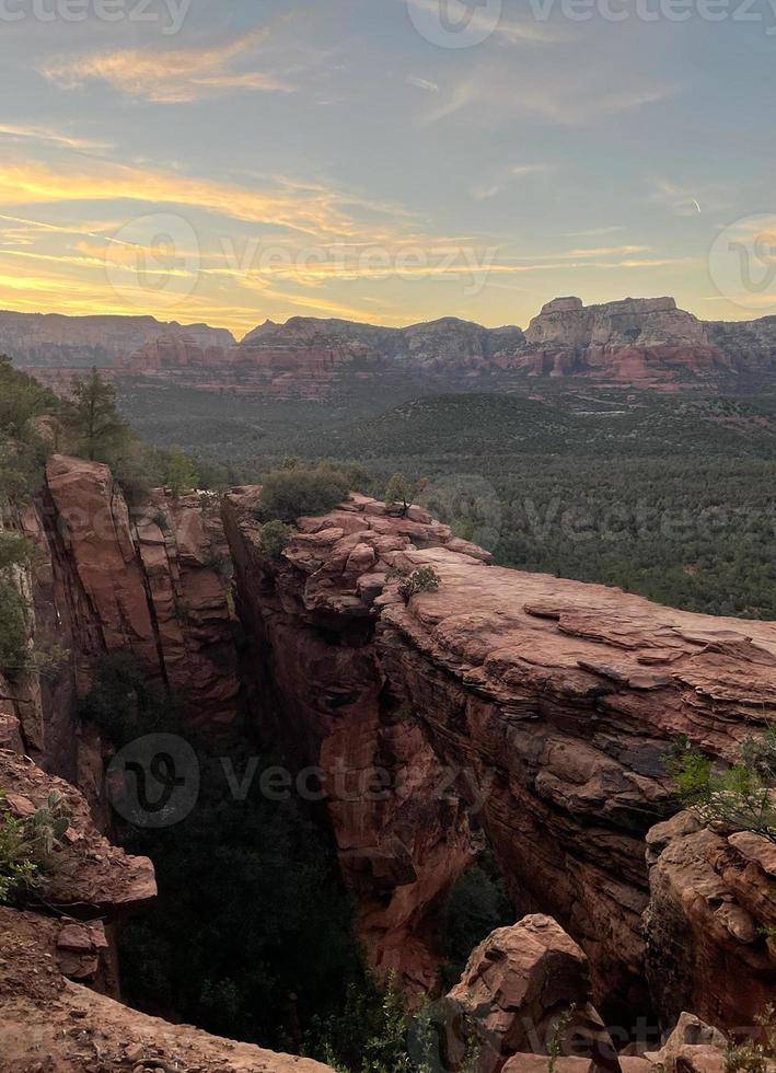 Naturlandschaftsansicht der Teufelsbrücke in Sedona, Arizona bei Sonnenuntergang foto