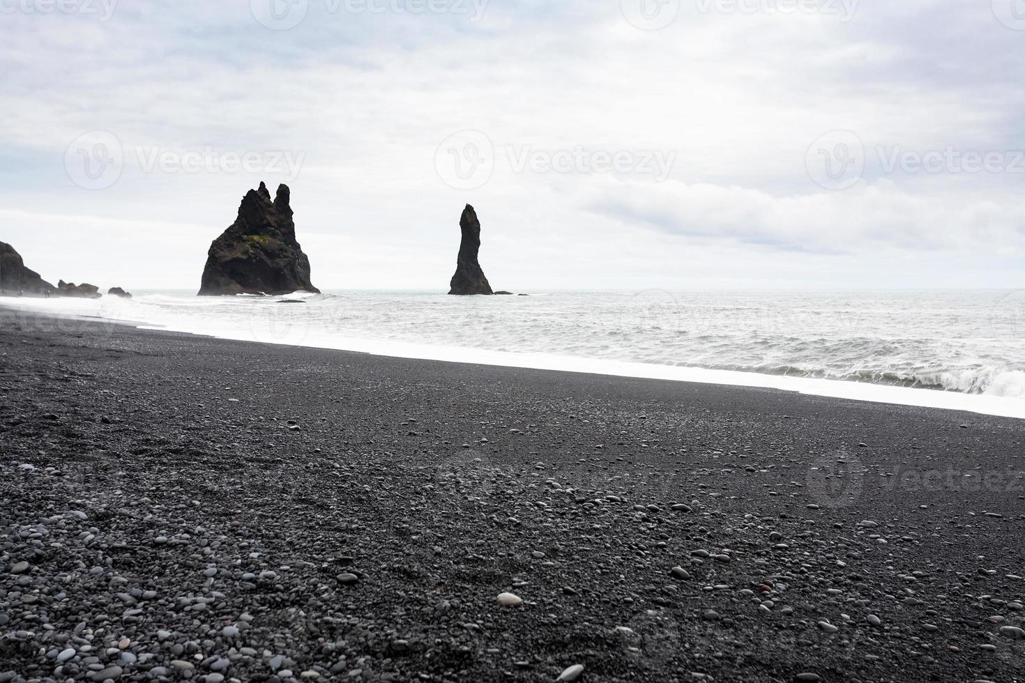 blick auf die basaltfelsen von reynisdrangar in island foto