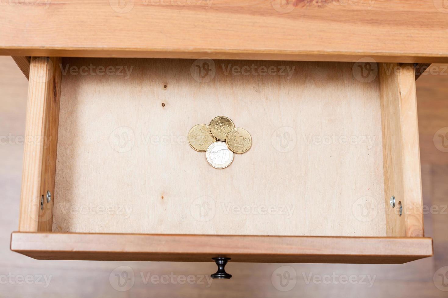Stapel von Euro-Cent-Münzen in offener Schublade foto