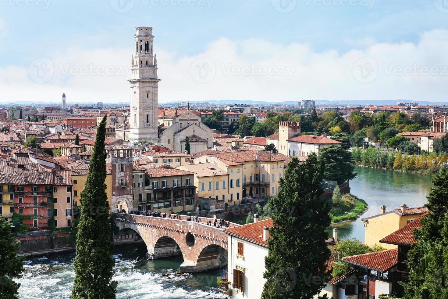Blick auf die Stadt Verona vom Castel San Pietro foto