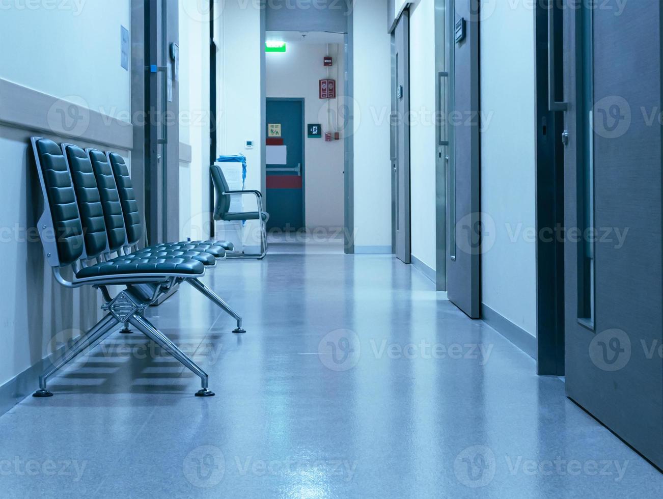 Lobby-Stuhl vor dem Untersuchungsraum im Krankenhaus foto