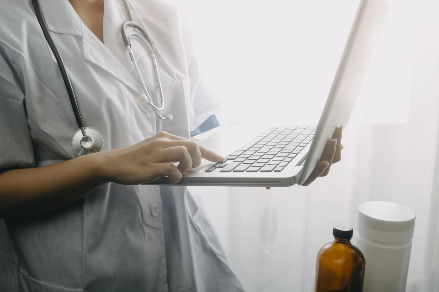 Arzt arbeitet an digitalem Tablet Gesundheitswesen Arzt-Technologie-Tablet mit Computer. foto