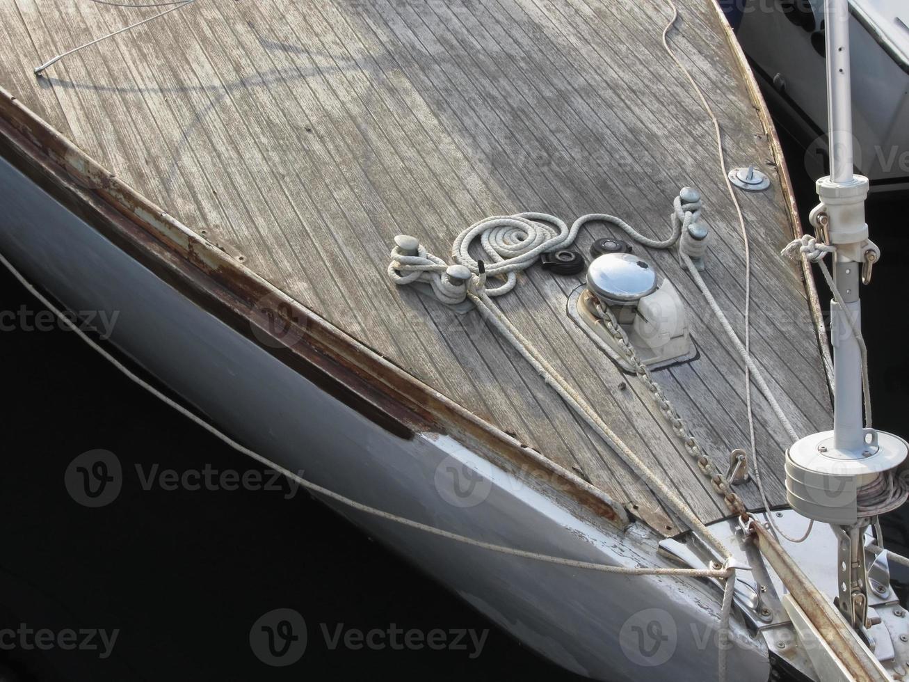 Bug des im Hafen festgemachten Segelboots foto