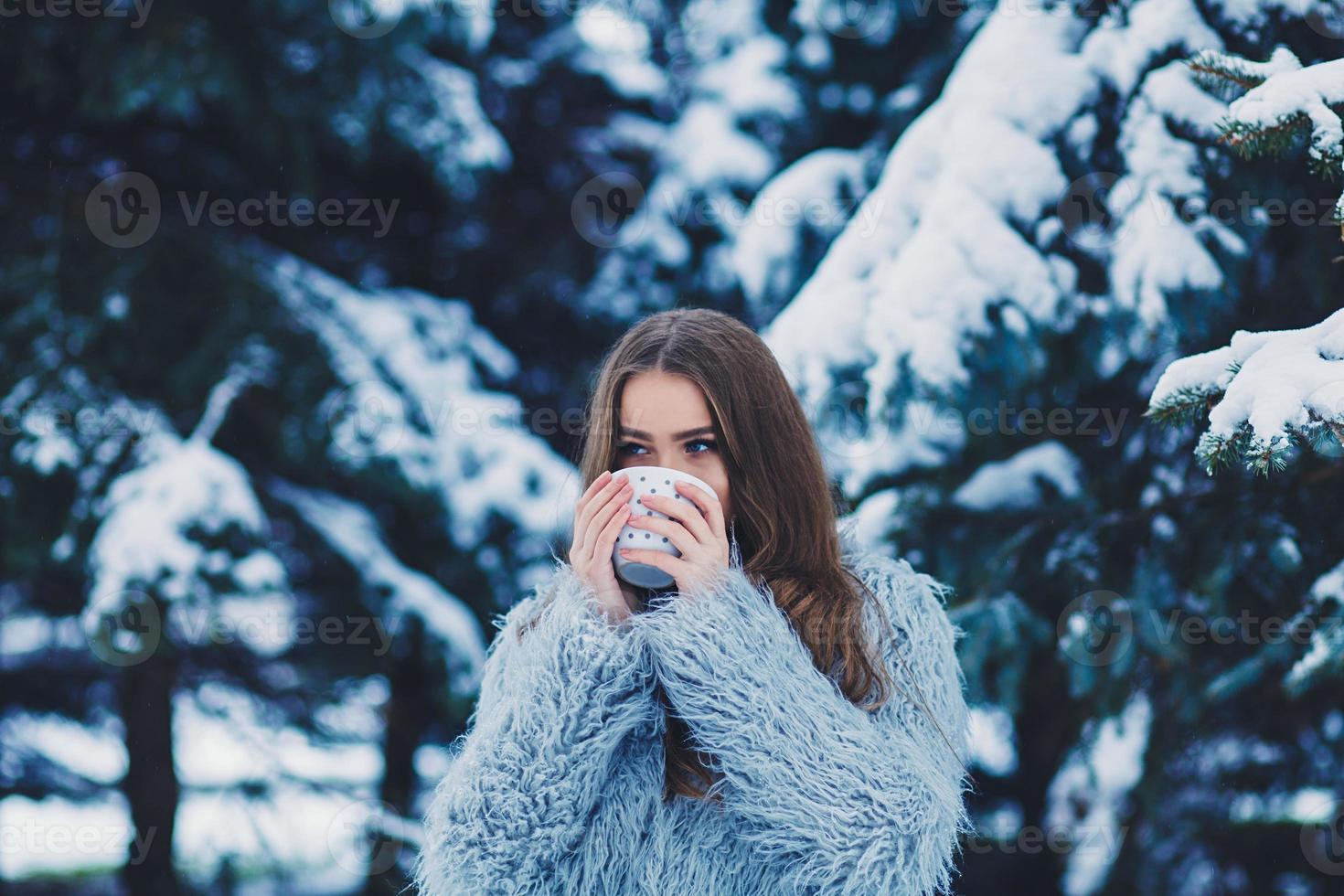 Frau mit Tasse Tee foto