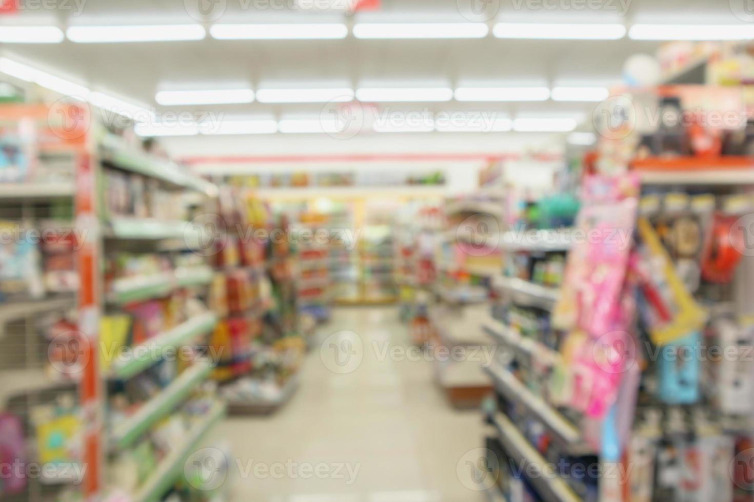 Convenience-Store-Regale verschwimmen für den Hintergrund foto