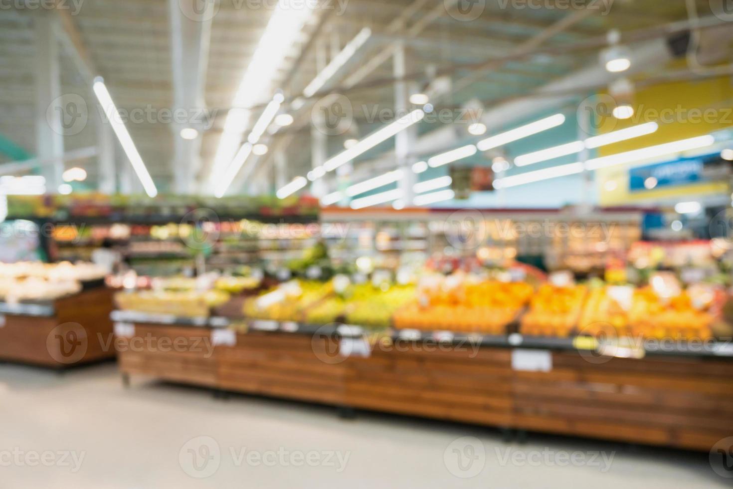 Supermarkt-Lebensmittelgeschäft mit Obst und Gemüse auf Regalen verschwommenen Hintergrund foto