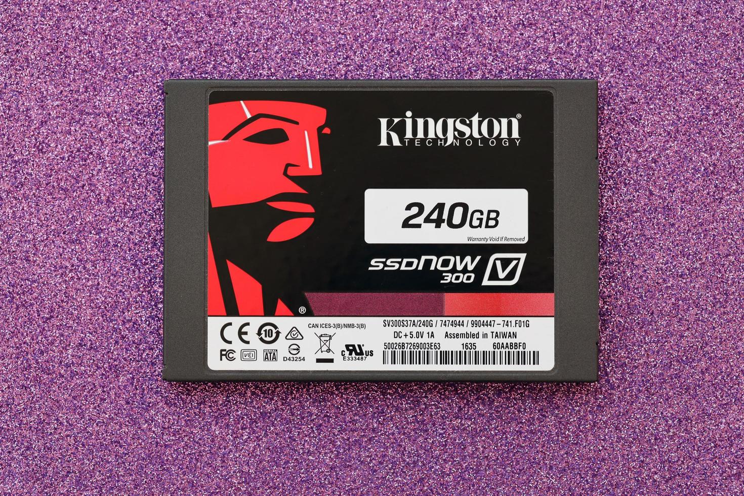 ternopil, ukraine - 20. juni 2022 kingston ssdnow 300 ssd solid state drive storage 240gb montiert in taiwan unter der kingston technology corporation foto