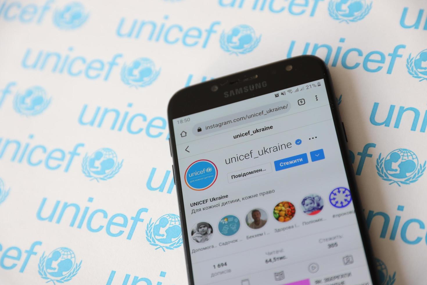 ternopil, ukraine - 2. mai 2022 unicef-instagram-konto auf dem smartphone-bildschirm - programm der vereinten nationen, das humanitäre und entwicklungshilfe für kinder leistet foto