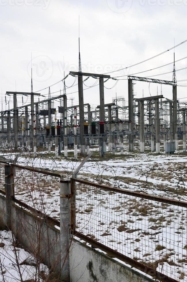 Kraftwerk ist eine Station der Transformation. viele Kabel, Stangen und Drähte, Transformatoren. Elektro-Energie. foto
