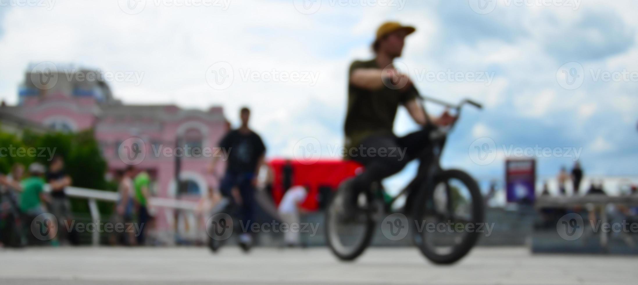 defokussiertes Bild vieler Leute mit BMX-Rädern. Treffen von Fans von Extremsportarten foto