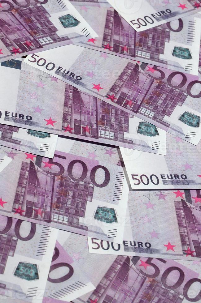 Nahaufnahme Hintergrundfoto Menge von fünfhundert Banknoten der Währung der Europäischen Union. Viele rosafarbene 500-Euro-Scheine liegen daneben. Symbolisches Texturfoto für Reichtum foto