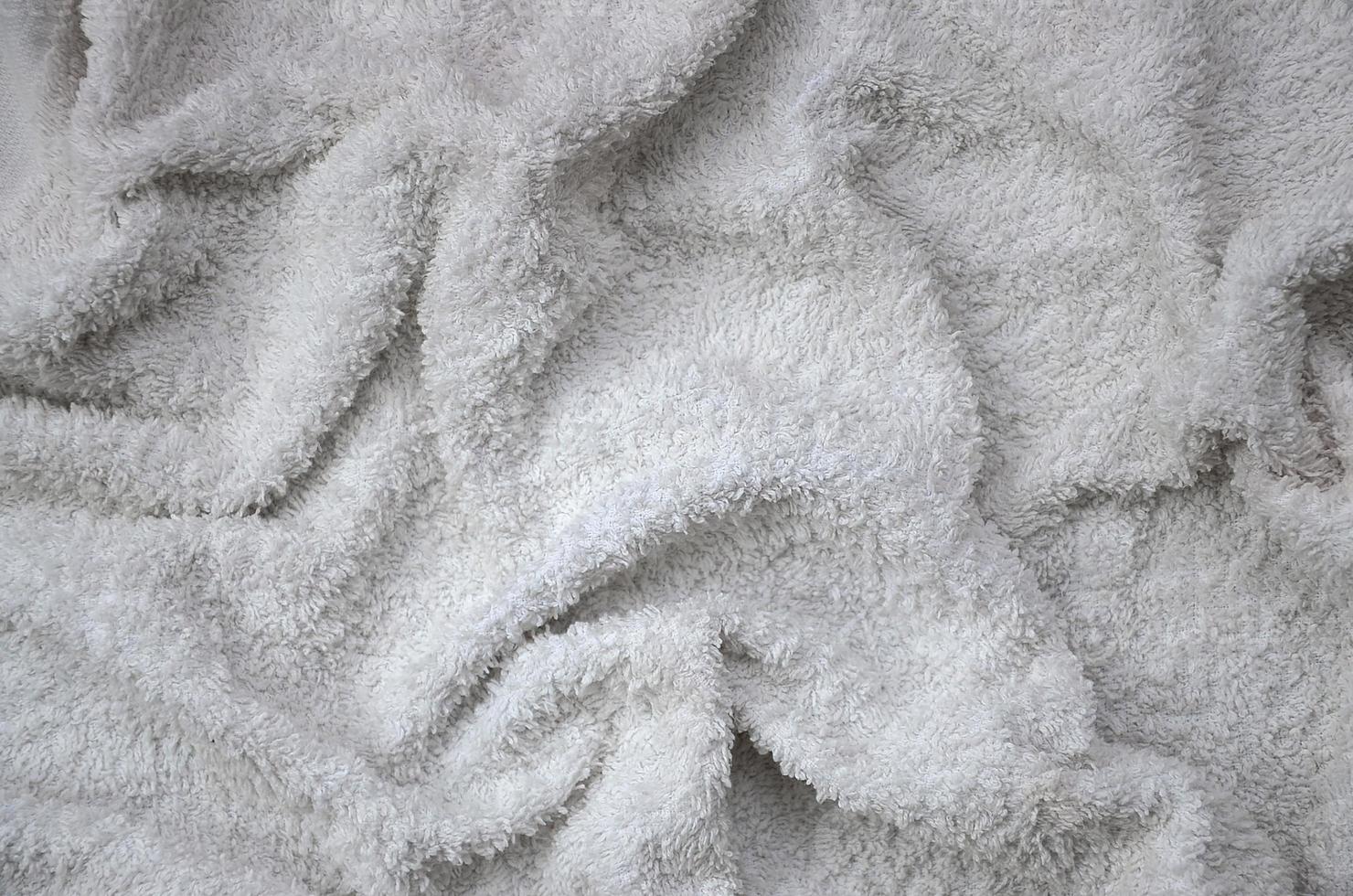 weißes natürliches Baumwollhandtuch Hintergrundtextur mit vielen Falten foto