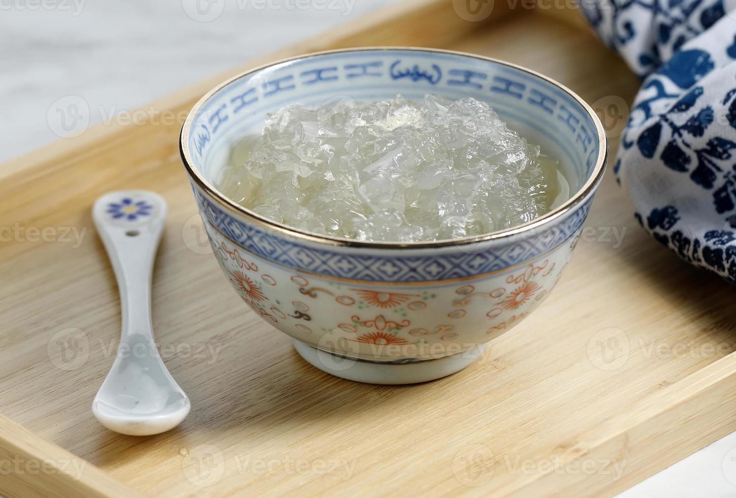 chinesische vogelnestsuppe auf keramikschale foto