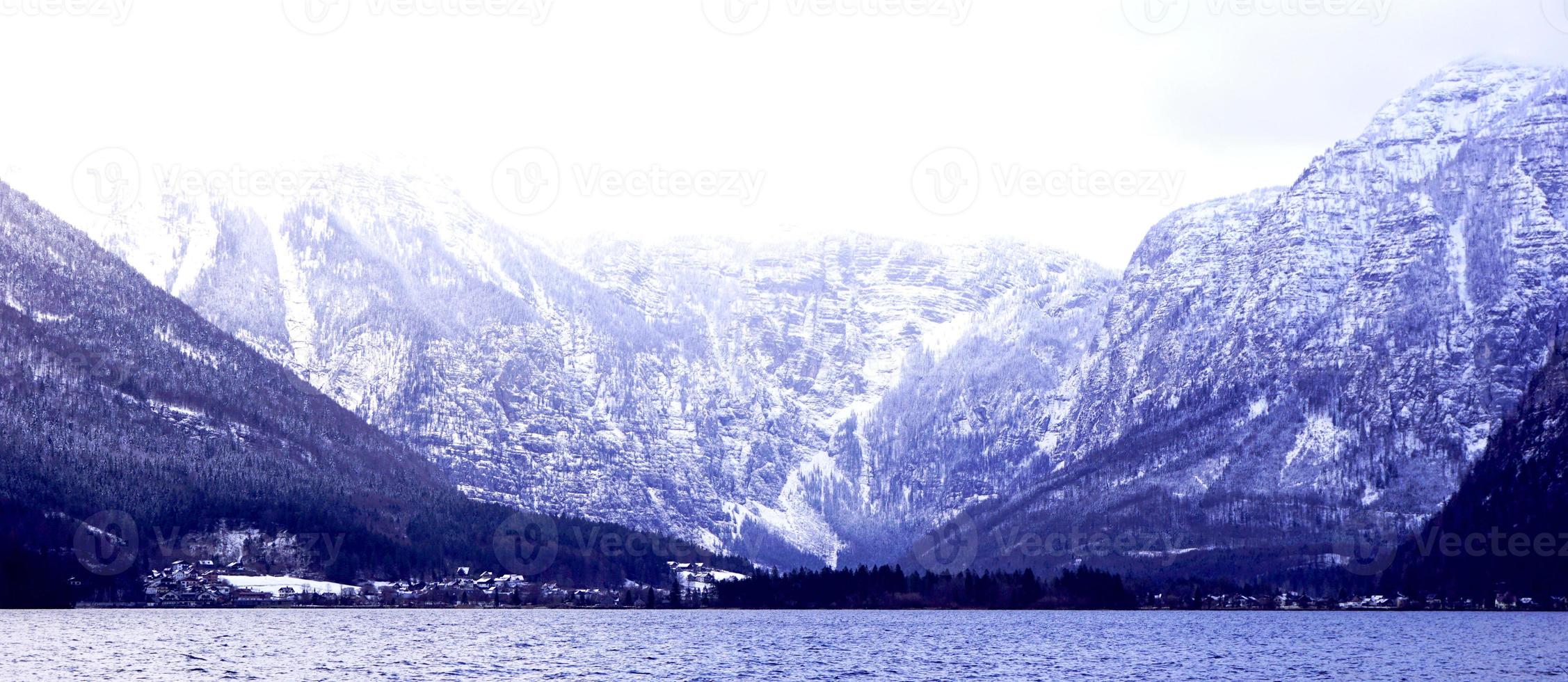 Panorama des Hallstätter Sees im Freien mit Schneeberghintergrund Blauton in Österreich in den österreichischen Alpen foto