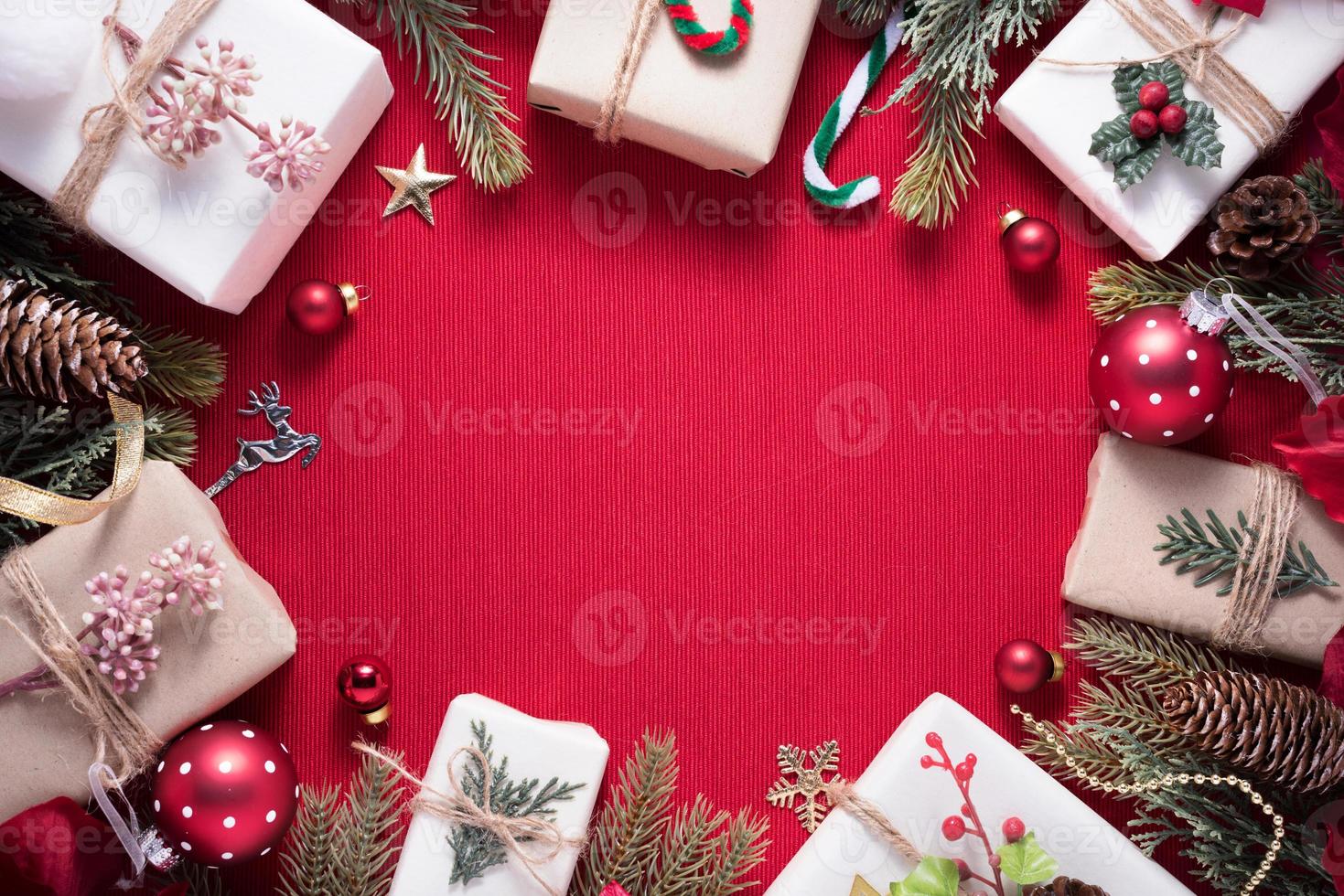 frohe weihnachten und guten rutsch ins neue jahr dekoration zum feiern auf rotem stoffhintergrund mit kopienraum foto