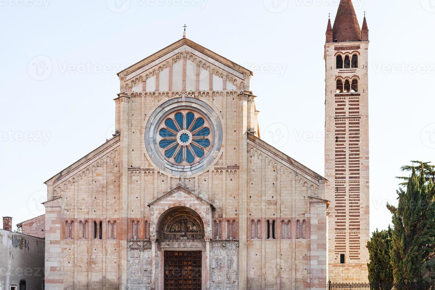 Fassade der Basilika von San Zeno in der Stadt Verona foto