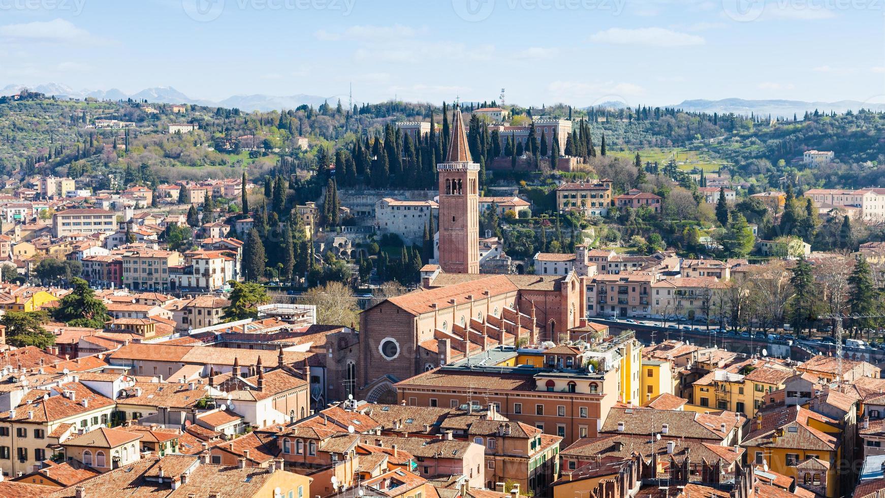 oben ansicht verona mit santa anastasia kirche foto