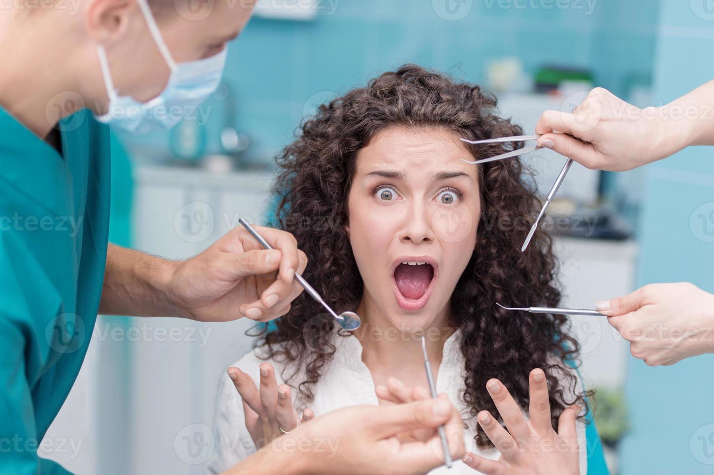 ängstliche junge Frau beim Zahnarzttermin foto