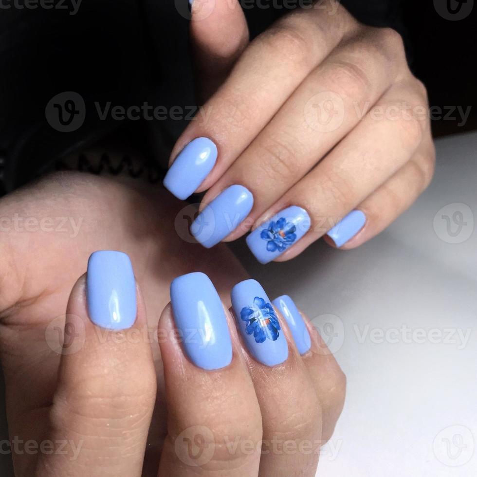 blaue weibliche maniküre auf den nägeln hautnah foto