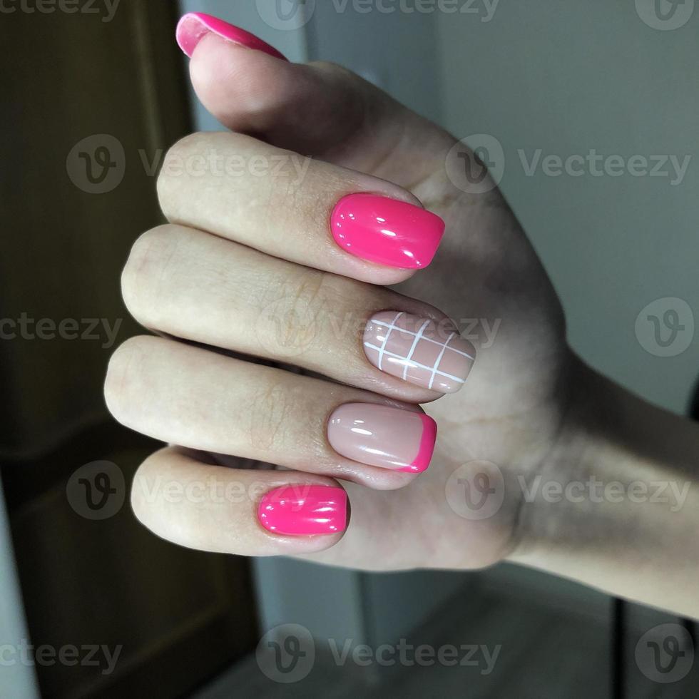 stilvolle trendige weibliche rosa maniküre.hände einer frau mit rosa maniküre auf den nägeln foto